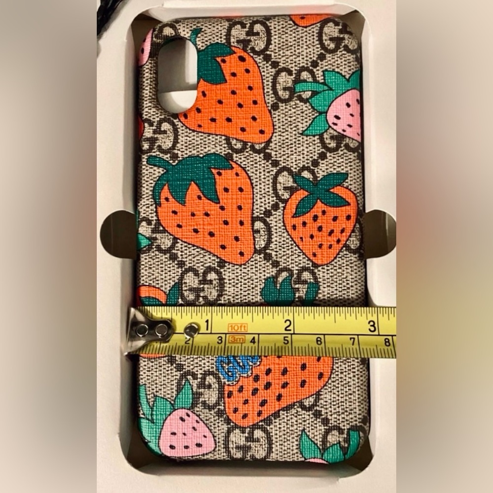 GUCCI || GG Limited Edition Strawberry Supreme iPhone X/XS Case ⭐️NIB⭐️ - Picture 4 of 8
